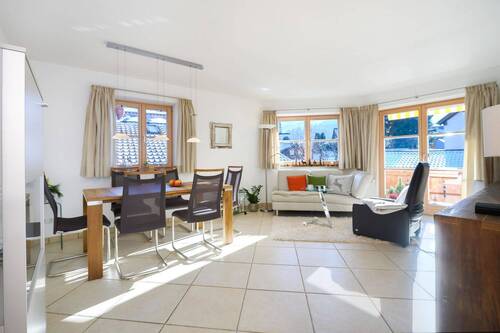 Heller Wohn-/Essbereich mit Balkonzugang - 3 Zimmer Etagenwohnung in Garmisch-Partenkirchen