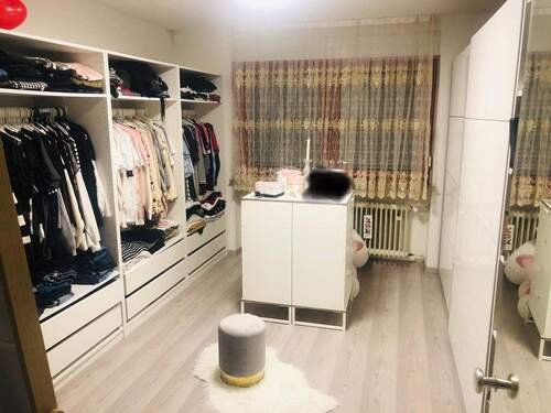 Ankleidezimmer - Mehrfamilienhaus, Wohnhaus mit 248,00 m² in Saarbrücken zum Kaufen