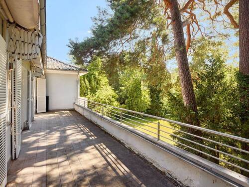 An das Wohnzimmer angrenzender Balkon - Einfamilienhaus mit 450,00 m&sup2; in Berlin zum Kaufen