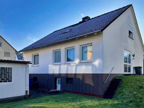 Hausrückseite - Einfamilienhaus mit 140,00 m&sup2; in Gudensberg zur Miete