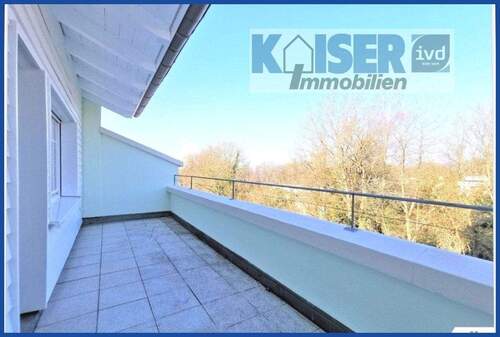 Überdachtes Balkon - Attraktive Dachgeschoss-Wohnung mit DREI Balkone in Waldshut-Bergstadt