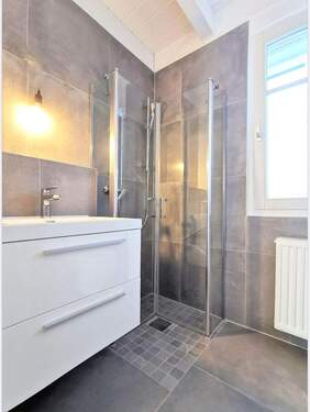 modernes Tageslichtbad mit Dusche - 