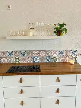 stilvolle Einbauküche mit Elektrogeräten - 