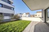 Überdachte Terrasse mit Gartenanteil - 