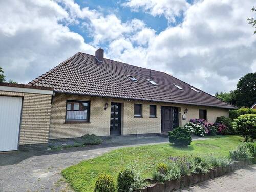 Straßenansicht - Mehrfamilienhaus, Wohnhaus zum Kaufen in Wiesmoor