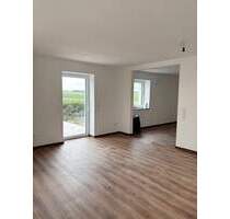 Neubau-Erstbezug ! Moderne Wohnung mit sonniger Terrasse und Einbauküche in Kolitzheim !