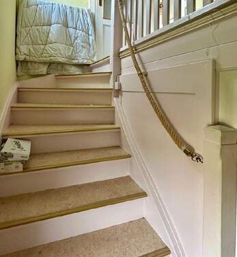 Treppe zum Obergeschoss - Einfamilienhaus mit 100,00 m² in Hainichen zum Kaufen