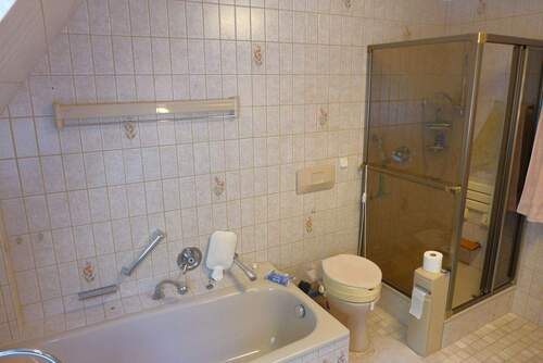 Badezimmer Wanne WC Dusche OG - 