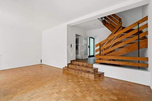 Treppenaufgang vom Wohn - und Essbereich - 