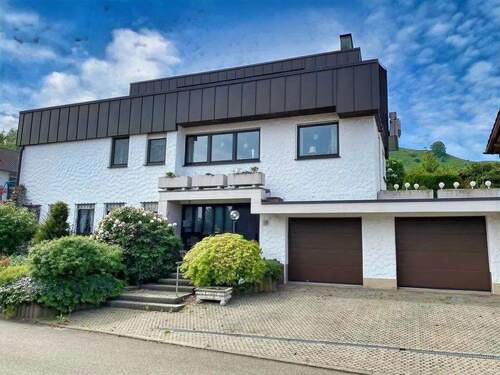 Hausvorderseite - Selten großzügig und komfortabel! Extravag. EFH mit 330 m² Wohnfl. und 8,8 Ar Grdst. in idyll. Ortsrandlage!