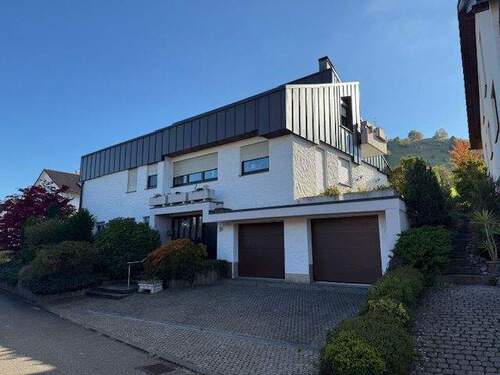 Hausvorder- u. -seitenansicht - 9 Zimmer Einfamilienhaus zum Kaufen in Kohlberg
