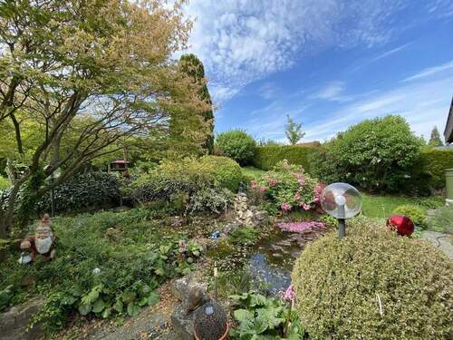 Garten mit Beeten und Teich - 