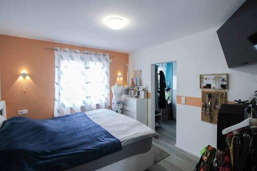 Schlafzimmer inkl. begehbarer Kleiderschrank 1. OG - 