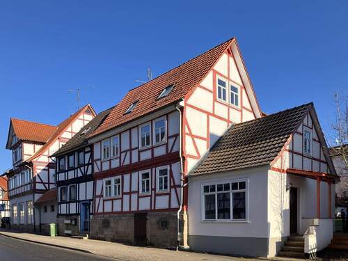 Straßenseite: Haus mit Anbau - Komplett saniertes Mehrgenerationen-Fachwerkhaus in Helsa