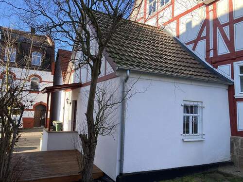 Anbau, Eingang und Holzterrasse - 