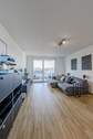 Wohnbereich mit Zugang zum Balkon - 