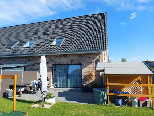 Rückseite vom REH mit Terrasse - 4 Zimmer Reihenendhaus in Gnutz