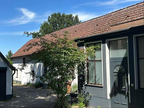 Eingang zum Haus und Anbau - Einfamilienhaus mit 204,00 m² in Dürrwangen zum Kaufen