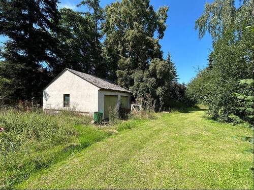 Garten und Doppelgarage - 