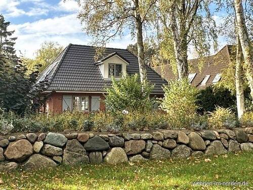 Bild 1 - Hohwacht: Modernes Einfamilienhaus mit zauberhaftem Grundstück in allerbester Lage