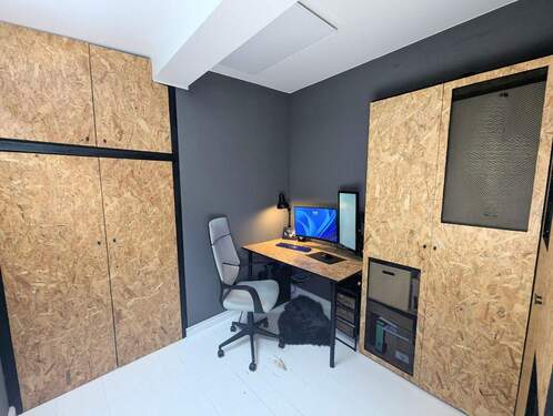 mit Schränken und Schreibtisch - 