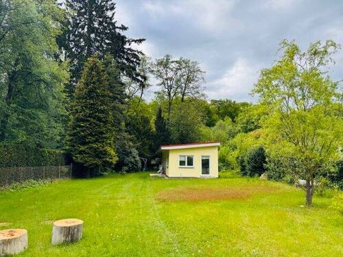 Grundstückansicht mit Bungalow.jpeg - Großes Grundstück in absolut ruhiger Lage am Landschaftsschutzgebiet!
