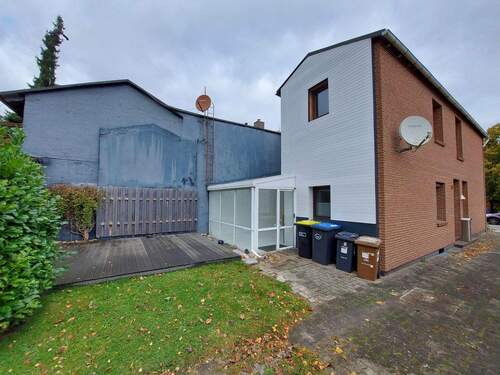 Rückseite mit Wintergarten und Terrasse - 4 Zimmer Doppelhaushälfte in Nortorf