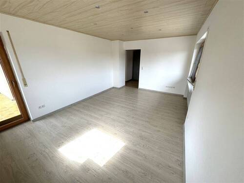 Wohnzimmer mit Blick zur Küche - 