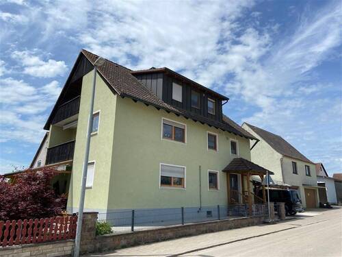 Haus mit Nebengebäude - 