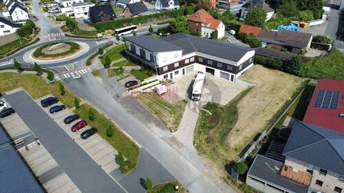 Drohnenfoto - Gewerbeobjekt mit Austellungsfläche, Showroom und Lage zu verkaufen