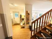 Eingangsflur mit Treppe - 
