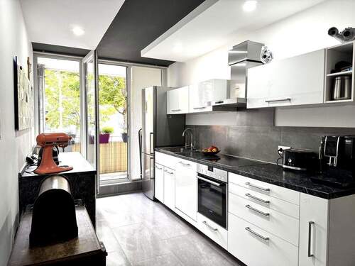 Küche mit Zugang zur Loggia - Ruhige und helle 3 Zi. Whg. mit Garten und Tiefgarage