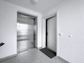 Aufzug neben Wohnungseingang - 