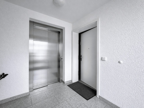 Aufzug neben Wohnungseingang - 