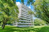 Hausansicht - Sonniger Balkon! 1,5-Zimmer-Wohnung mit herrlichem Blick ins Grüne -TG-Stellplatz inklusive!