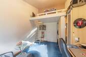 … integriertem Hochbett. - 