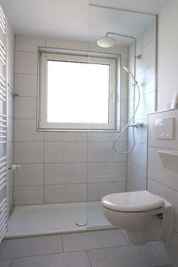 Tageslichtbad mit ebenerdiger Dusche - 