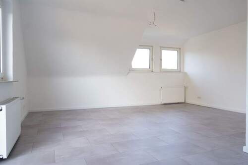 großzügiges Wohnzimmer - 