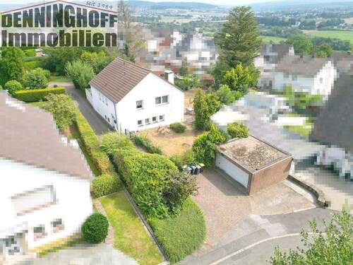 Luftaufnahme - Freistehendes Einfamilienhaus mit Schwimmhalle und Weitblick in ruhiger Lage von Fröndenberg