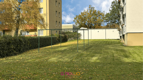 Rasenfläche mit Trockenplatz - 