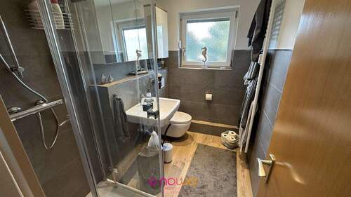 Modernsiertes Bad mit Dusche - 