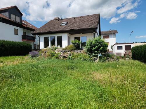 hintere Hausansicht - Großzügiges EFH mit sep. ELW und Garage in familienfreundlicher Lage in Altenstadt OT.