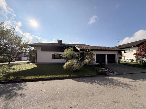 Ansicht von Osten - 9 Zimmer Mehrfamilienhaus, Wohnhaus zum Kaufen in Nußdorf