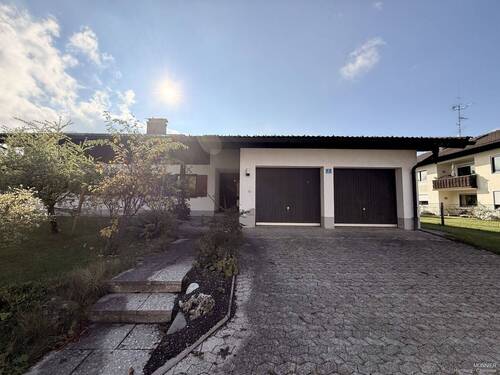 Der Eingangsbereich - 9 Zimmer Mehrfamilienhaus, Wohnhaus in Nußdorf