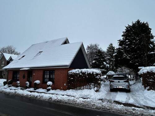 Vorderansicht mit Auffahrt - 5 Zimmer Einfamilienhaus in Hennstedt