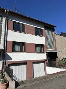 Außenansicht - Mehrfamilienhaus mit 3 Wohneinheiten, Balkone, Garagen und Garten, provisionsfrei, voll unterkellert