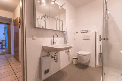 Badezimmer mit ebenerdiger Dusche - 