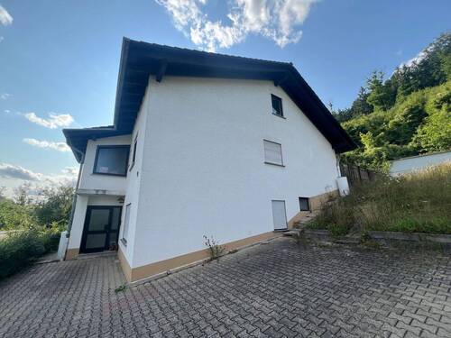 Seitenansicht mit Eingang - 7 Zimmer Mehrfamilienhaus, Wohnhaus zum Kaufen in Hochstetten-Dhaun