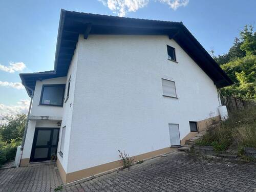 Seitenansicht mit Eingang - 7 Zimmer Mehrfamilienhaus, Wohnhaus in Hochstetten-Dhaun
