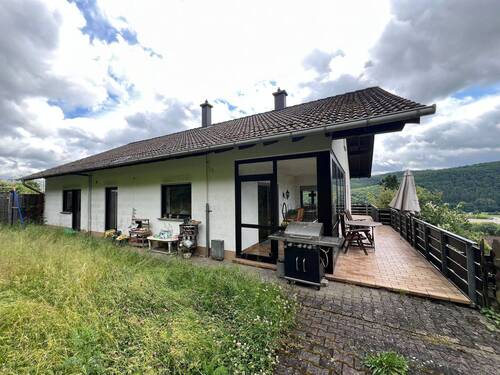 Rückansicht mit Balkon - 